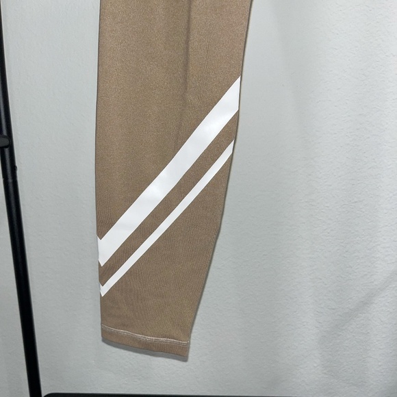 TORY BURCH SPORT | Athleisure Weightless Chevron Leggings in Tan | Size Medium - Picture 3 of 6